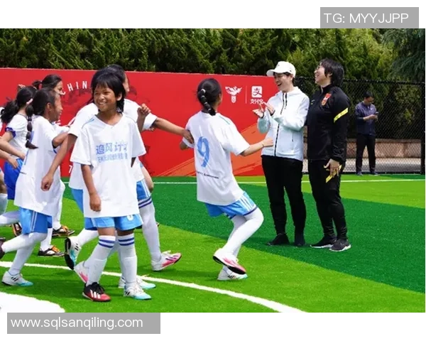 女足球星偶像崛起背后的故事与梦想 激励年轻一代勇敢追求足球之路